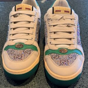 Worn once EUC Gucci screener size 39. Slight mark on left toe box